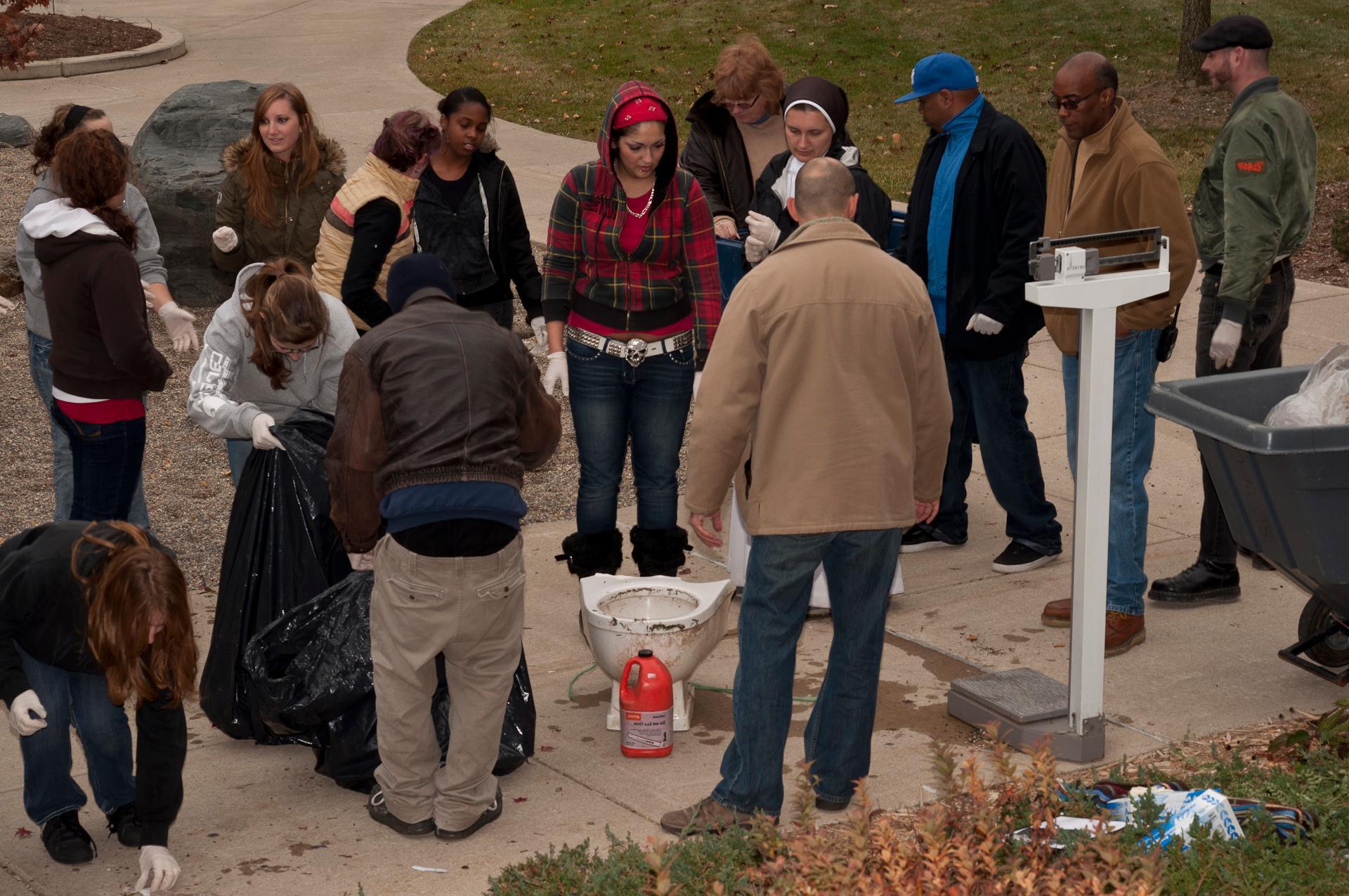 Field Biology class picks up trash on <a href='http://vzfb.theabsolutelongestwebdomainnameinthewholegoddamnfuckinguniverse.com'>十大彩票网赌平台</a> grounds